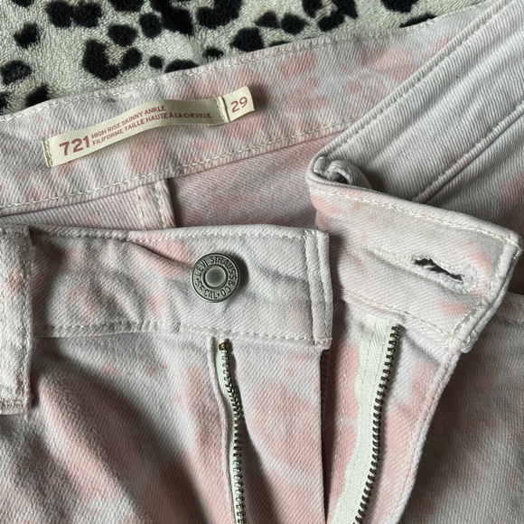 Sweet soft pink tye dye Levi’s Jeans - Picture 2 of 5